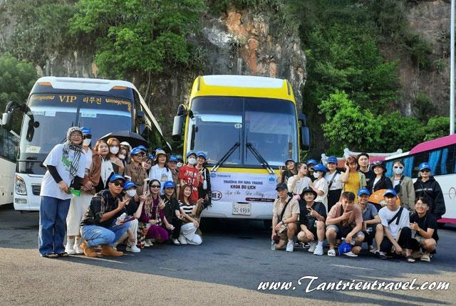 Kích thước treo banner quảng cáo trên các dòng xe du lịch