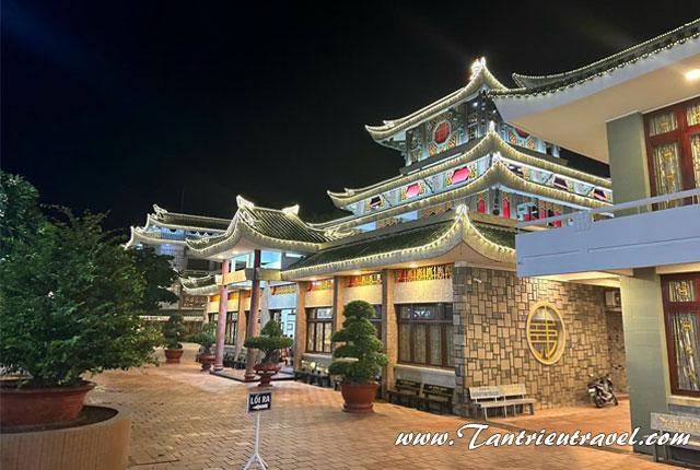 Giá thuê xe đi viếng miếu bà Châu Đốc bao nhiêu là hợp lý