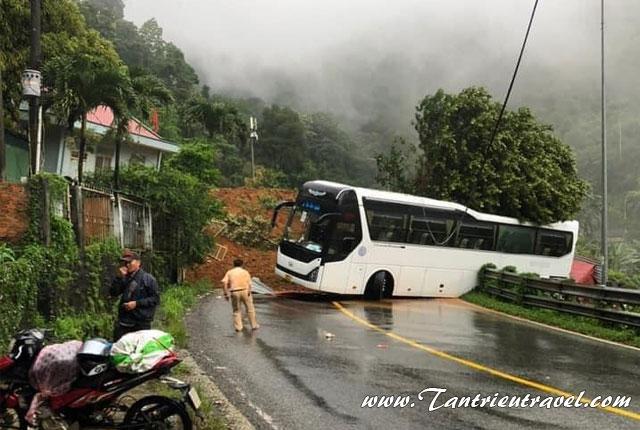 Sạt lở đèo Bảo Lộc khiến giao thông lên Đà Lạt ách tắc