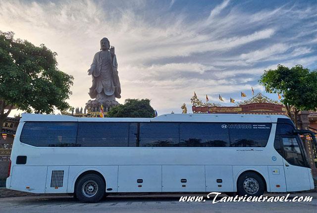 Thuê xe đi đầu năm viếng thập cảnh Chùa.