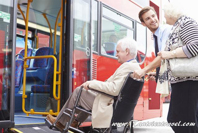 Thuê xe du lịch có người già đi cùng cần lưu ý gì?