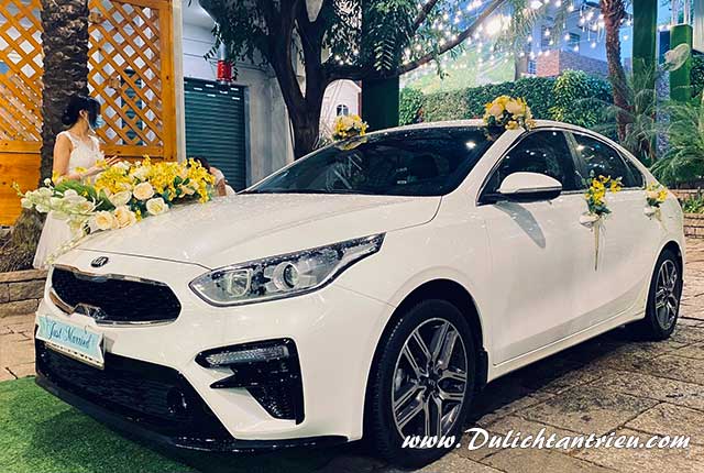 Cho thuê xe hoa cưới 5 chỗ Kia Cerato giá rẻ tại TPHCM