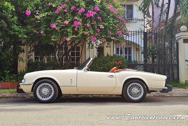 Thuê xe hoa cưới cổ Triumph Spitfire 1968 tại TPHCM