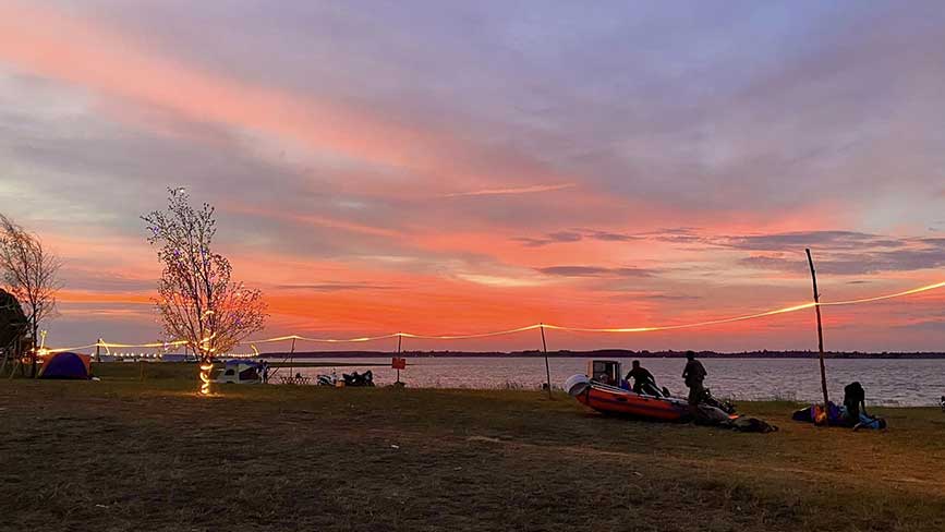 Holiday Camping với khung cảnh rất Chill về đêm