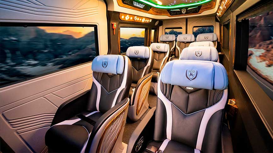 Nội thất cao cấp và sang trọng là điểm mạnh của dòng xe limousine 9 chỗ