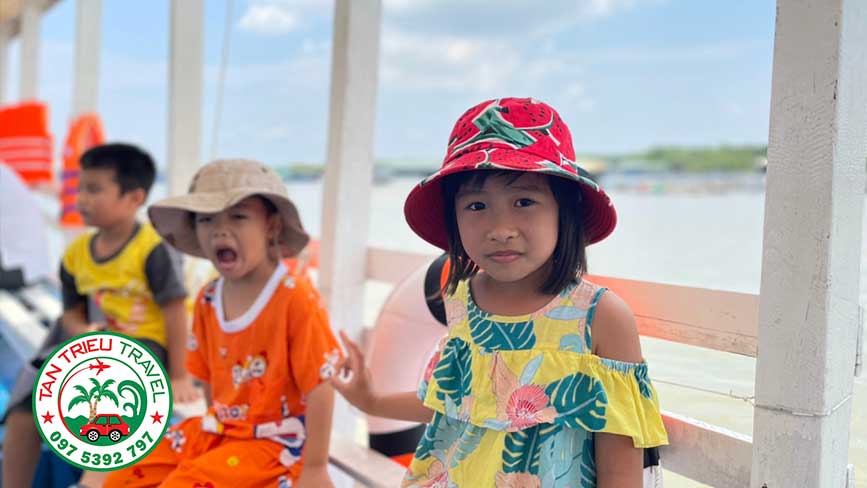 Đi tàu ra giữa nhà bè Năm Thắng tại Long Sơn