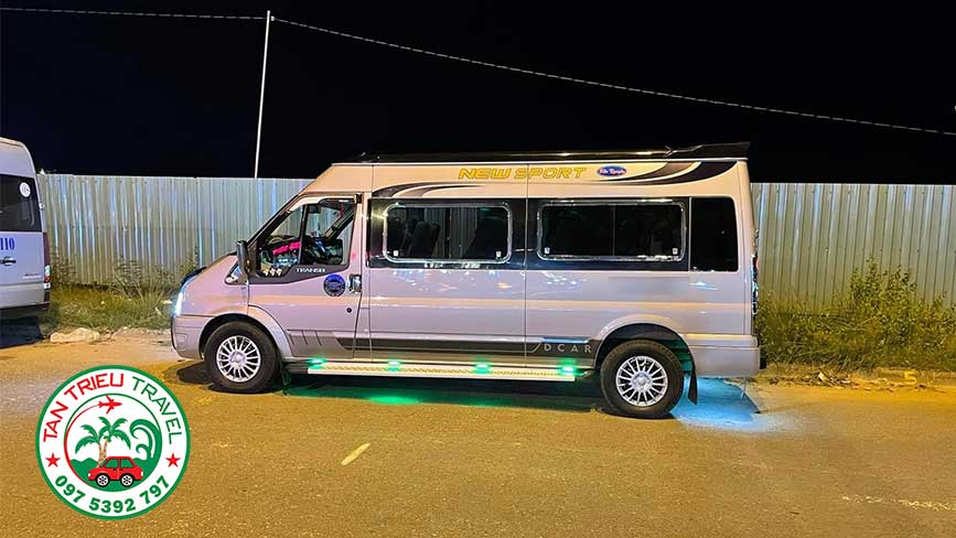 Xe Fordt transit 16 chỗ đón khách đi Long An