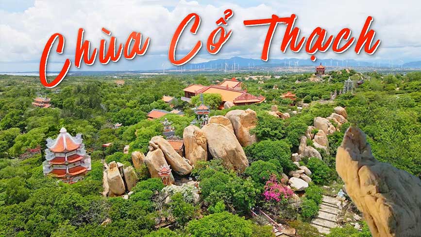 Tham quan chùa Cổ Thạch, phía xa xa là cánh đồng điện gió