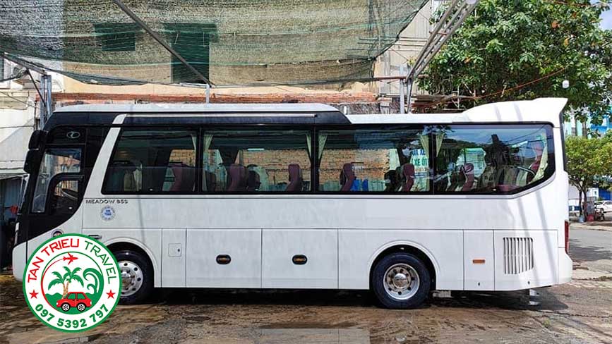 Luôn chọn những dòng xe 29 chỗ mới nhất khi thuê xe du lịch tại Tân Triều Travel