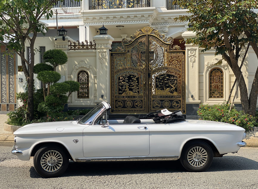 Chụp hình sự kiện cùng Chevrolet Corvair