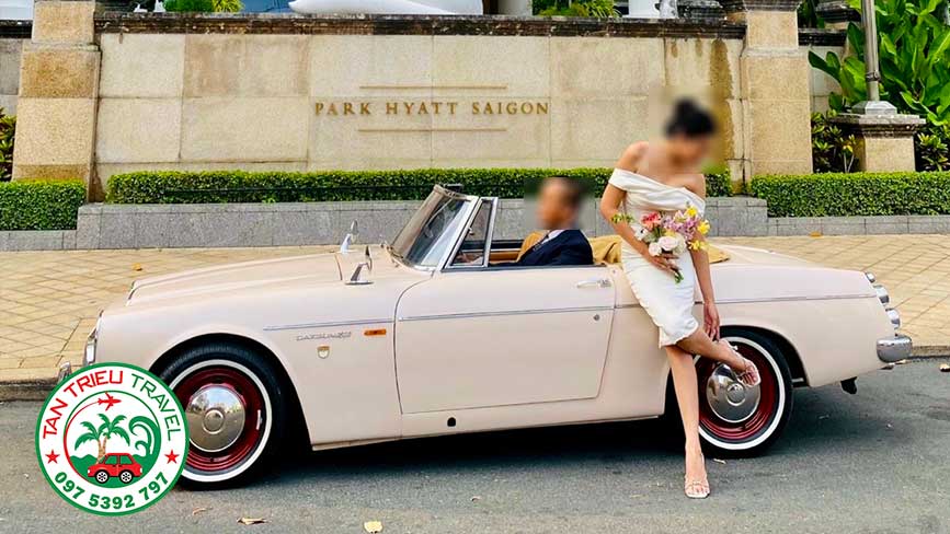 Tạo dáng bên dòng xe cưới Mustang