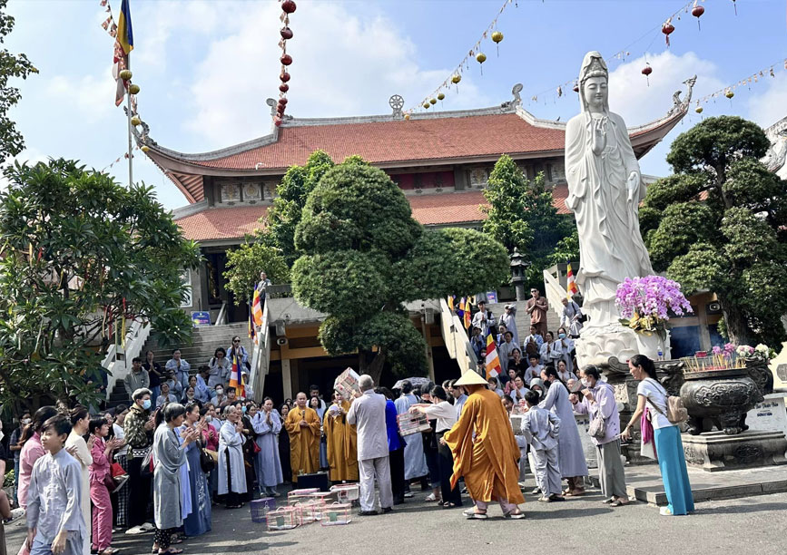 Phóng sanh tại trước chùa Vĩnh Nghiêm