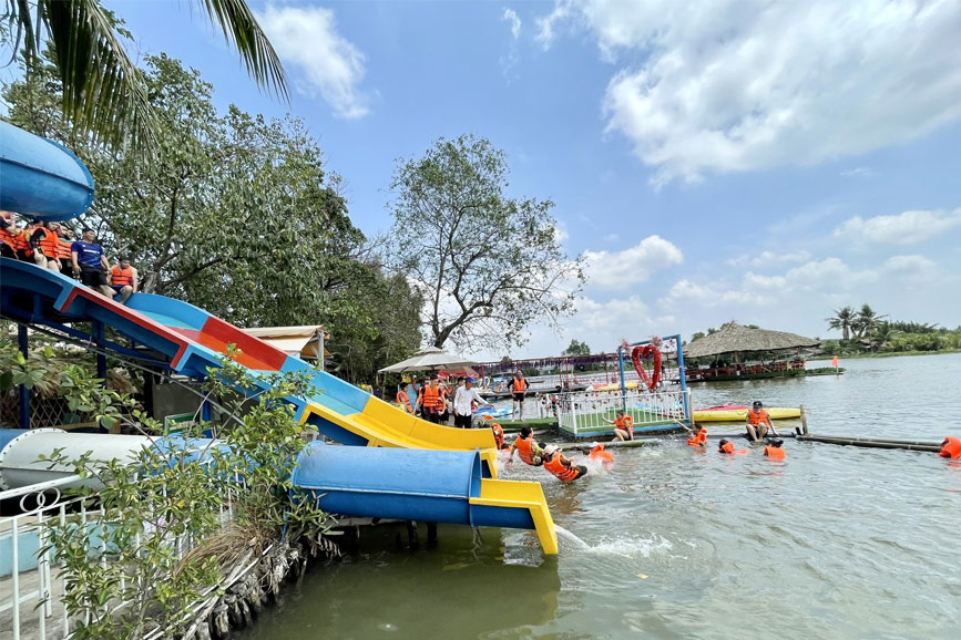 Khu vui chơi sông nước sát ngay bên cạnh Sài Gòn