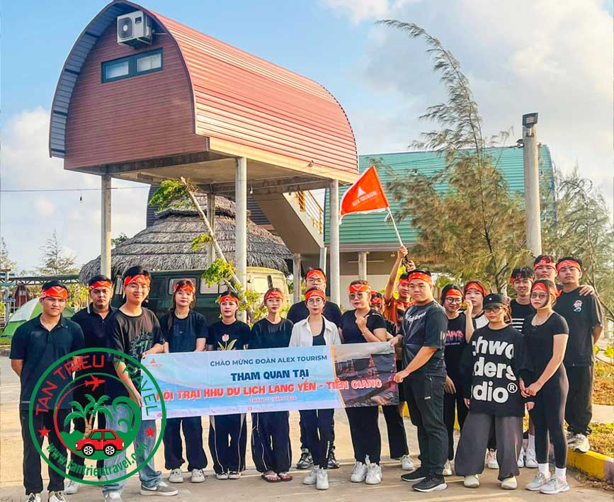 Du khách tham quan Làng Yến - Tiền Giang
