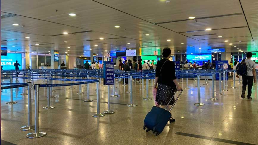 Chuyến bay sớm vắng khách nên các thủ tục sẽ nhanh hơn