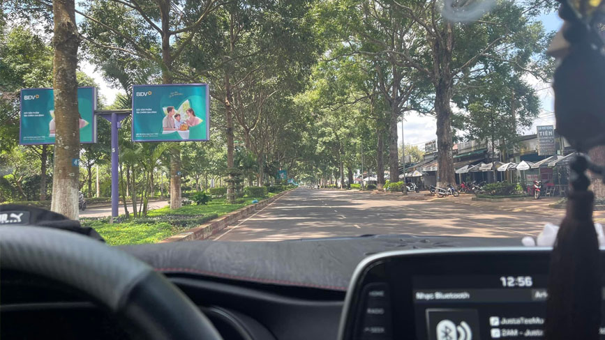Xe di chuyển trên đường Damsan vào sân bay