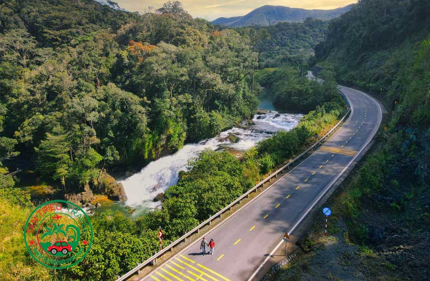 Cảnh vật tựa trong tranh trên đèo Khánh Lê