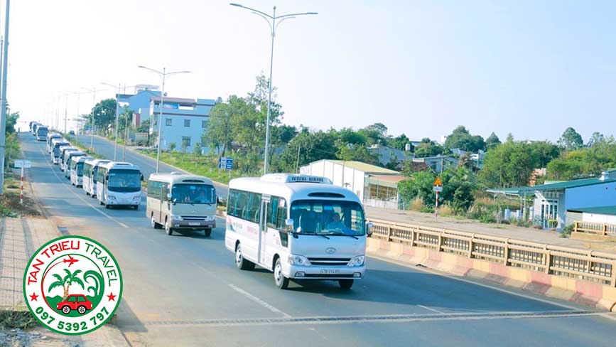 Đội xe của Tân Triều Travel phục vụ khách hàng