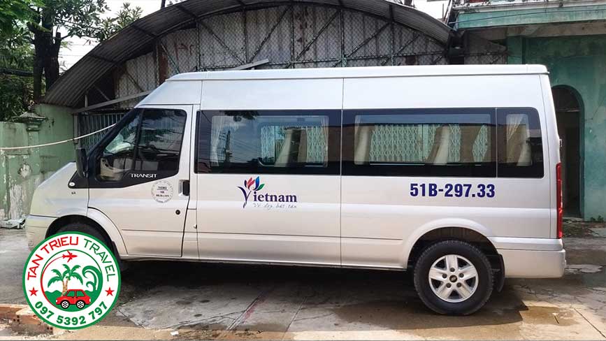 Xe Ford Transit đời 2020 đưa khách tham quan Sóc Trăng