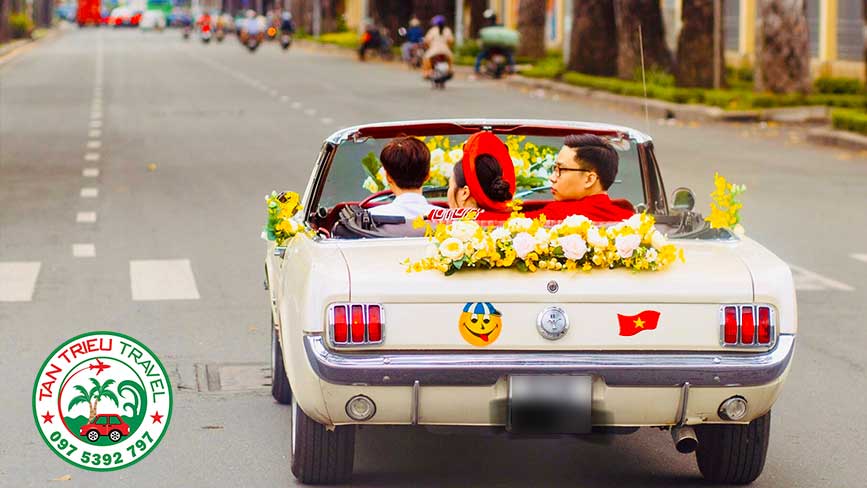 Ngày chung đôi trên xe hoa cưới Mustang mui trần