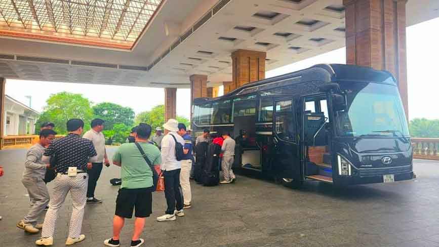 Limousine 16 chỗ với khoang hành lý rộng rãi