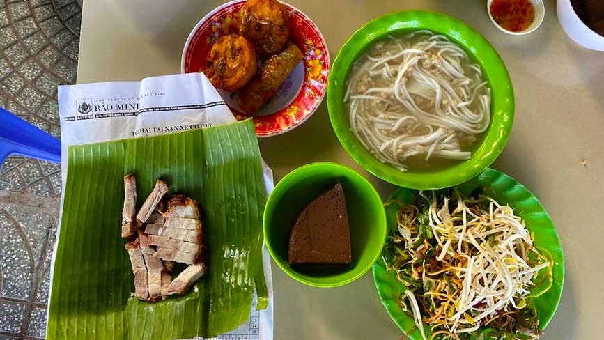 Bún nước lèo Trà Vinh thì các thứ phải để riêng ra với tô bún nước lèo