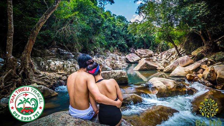 Suối Ba Hồ với vẻ đẹp chả khác gì "Tuyệt Tình Cốc"
