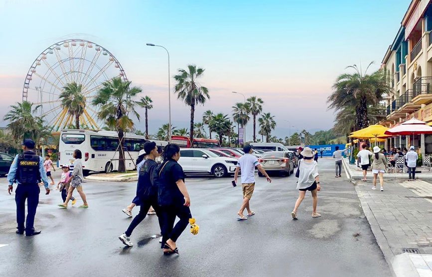 Thuê xe đi Bikini Beach vui chơi cuối tuần