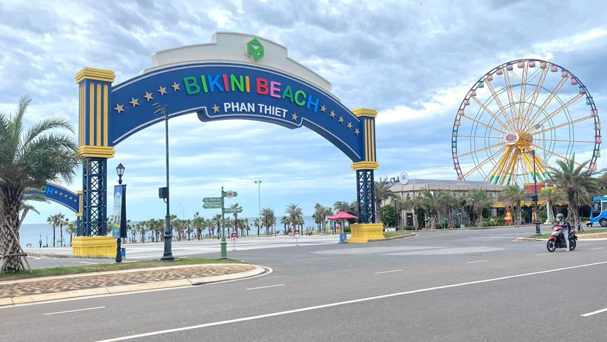 Cổng chào vào khu du lịch Bikini Beach
