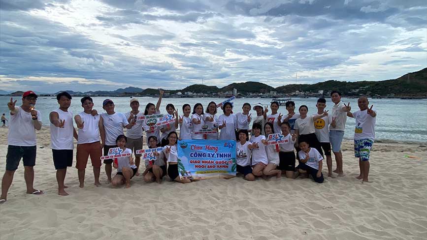 Đoàn khách du lịch tham quan tour Bình Hưng cùng Tân Triều Travel