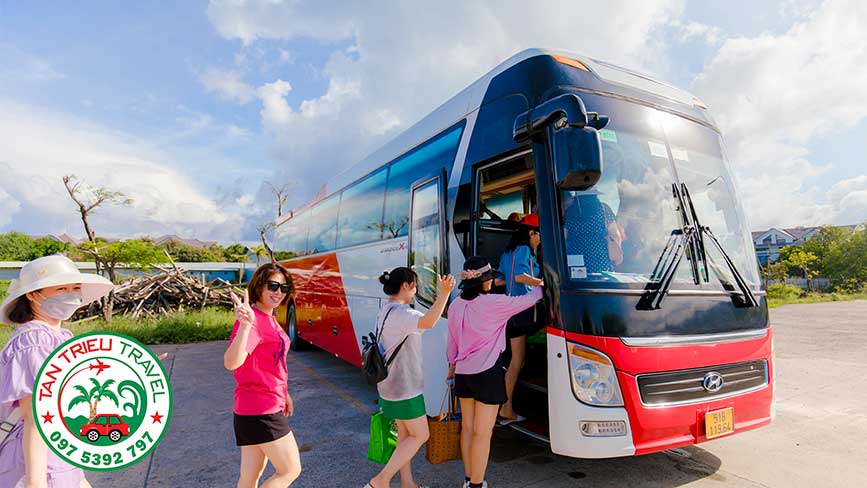 Khách hàng lên xe tham quan Phú Quốc cùng Tân Triều Travel