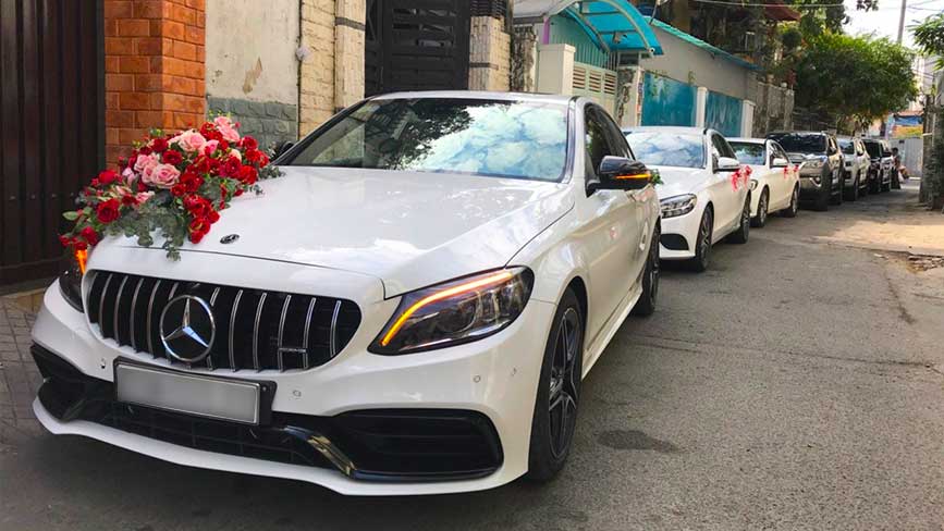 Đội xe cưới VIP với xe hoa Mercedes C63 dẫn đầu