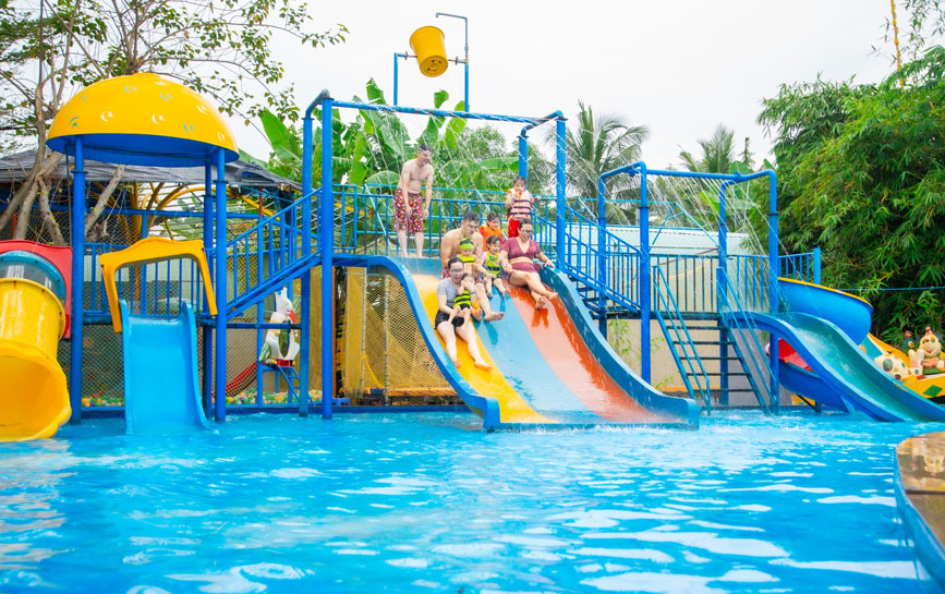 Vui chơi tắm hồ bơi tại khu du lịch Tre Việt