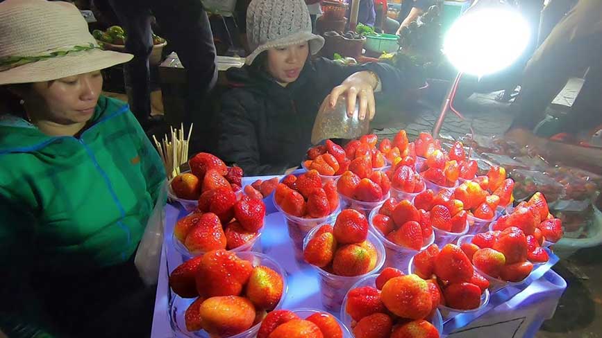 Kiểm tra chất lượng khi mua dâu tây tai chợ đêm