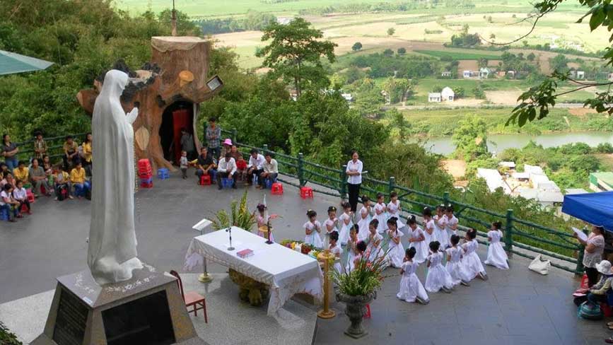 Hành hương đức mẹ Tà Pao cuối tuần