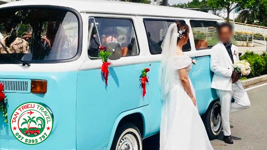 Ngày vui của cô dâu và chú rể trên chiếc Kombi cổ