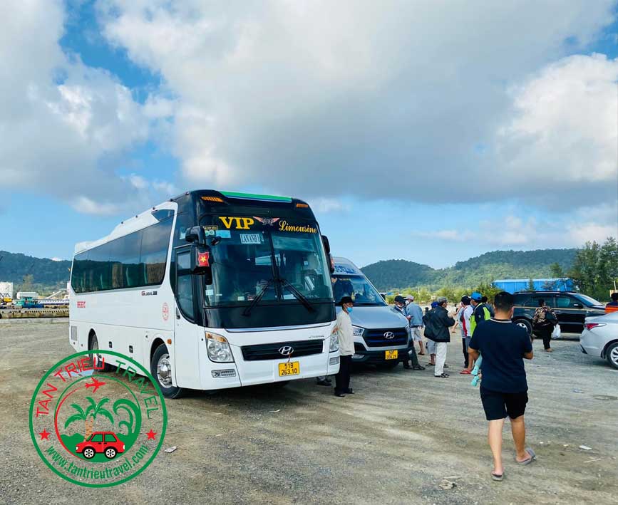 Xe tham quan cảng tàu Hà Tiên