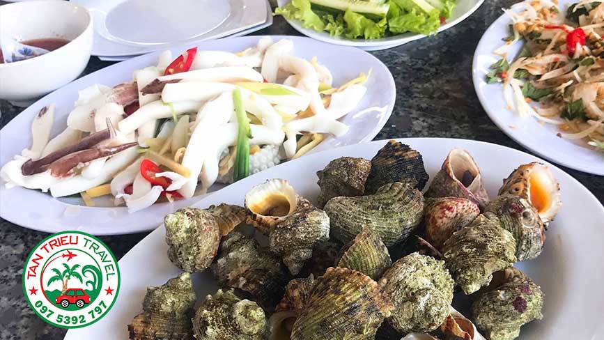 Chớ bỏ qua món mực xắt lát hấp và các loại ốc