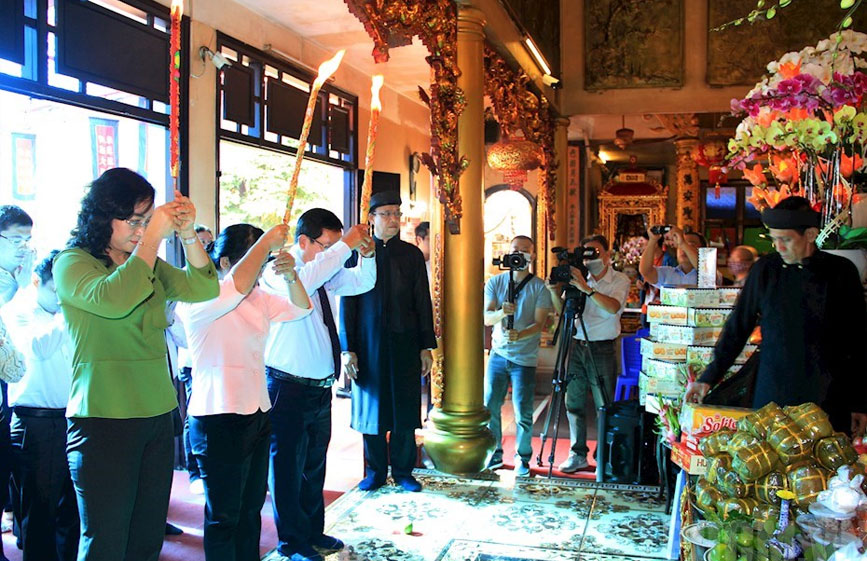 Dâng hương tại nhà thờ Đức Thánh Trần