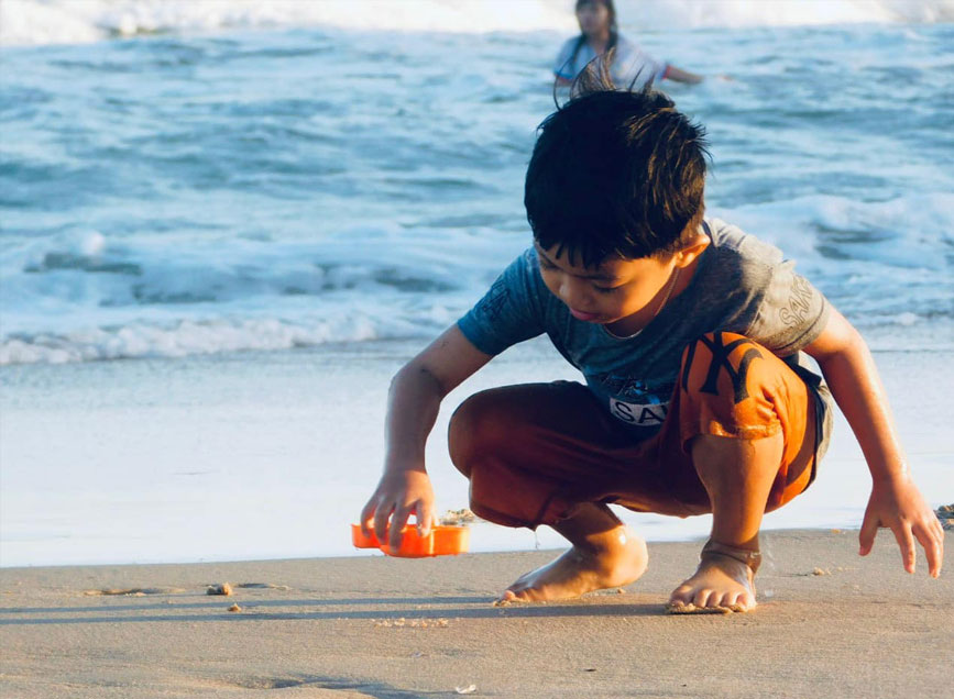 Bãi biển lài và nông nên tắm biển tại Cam Bình rất thích