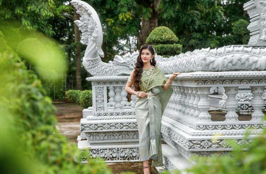 Cô gái Khmer trong trang phục truyền thống ngày đầu tết Chôl Chnăm Thmây