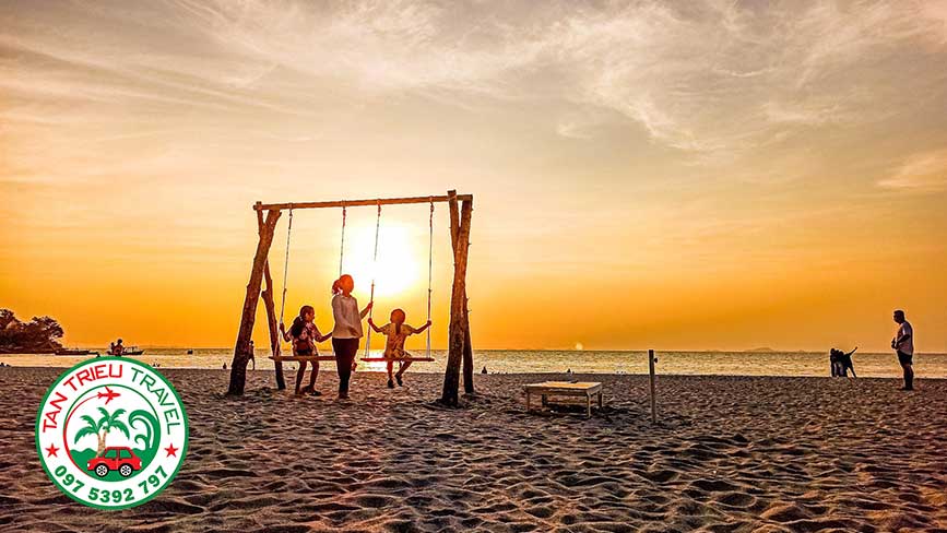 Biển Mũi Nai trong ánh nắng ban chiều