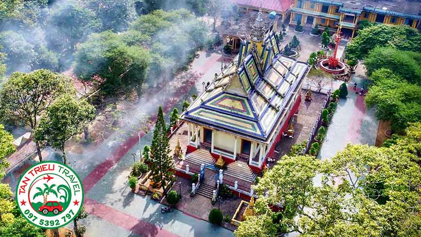 Chùa Hang nằm giữa khu rừng nhiều cây cổ thụ