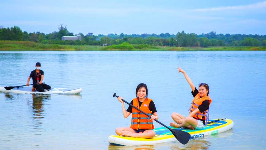 Chèo thuyền Sup giữa lòng hồ