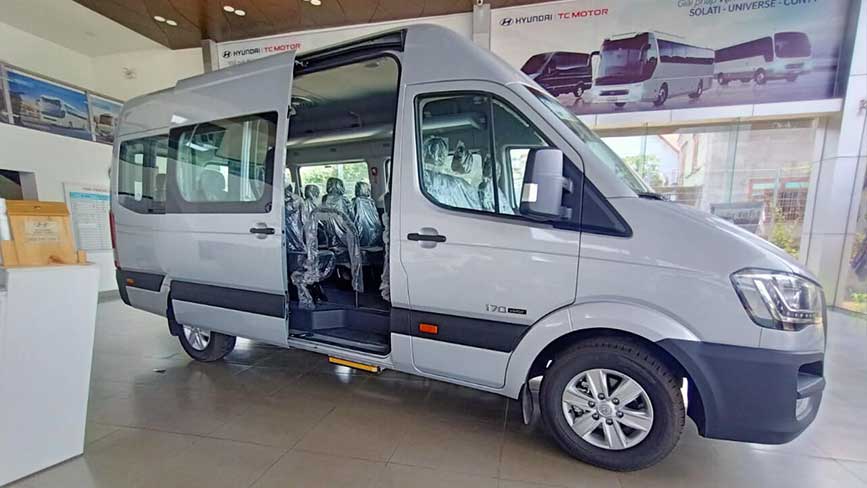 Chọn dòng xe 16 chỗ Hyndai Solati tắm biển Lagi