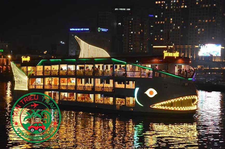Ăn tối trên du thuyến Sài Gòn