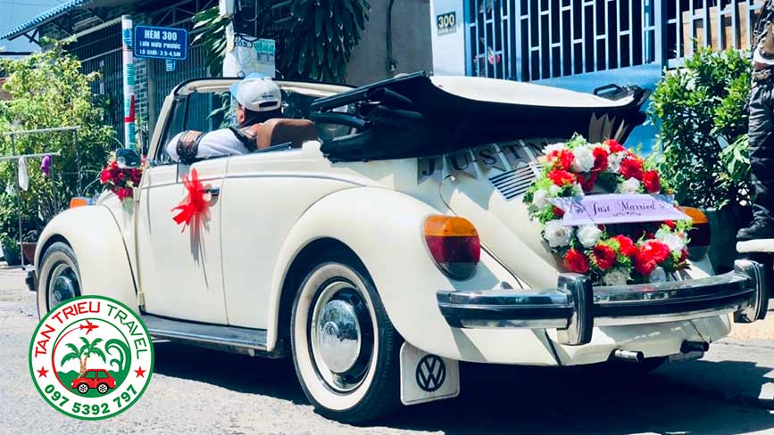 Trang trí hoa tươi trên xe bọ cổ