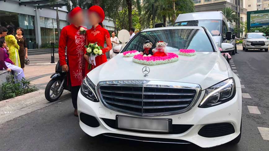 Trang trí hoa tươi theo yêu cầu của khách hàng