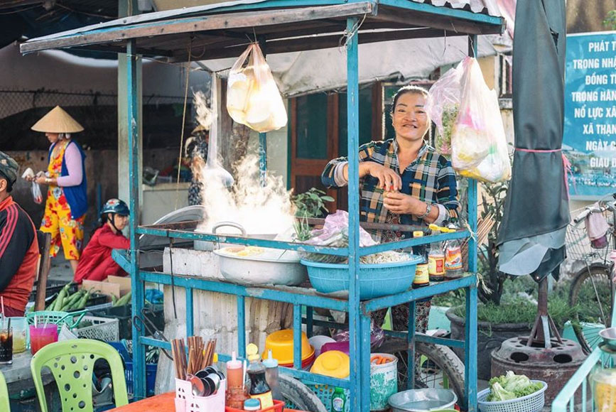 Thưởng thức món ăn bình dân trên đảo