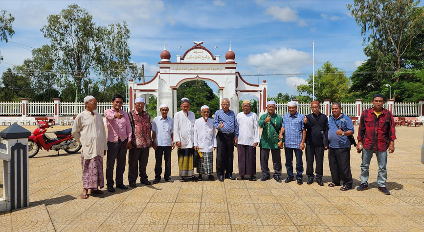 Các tín đồ Hồi Giáo trước nhà thờ